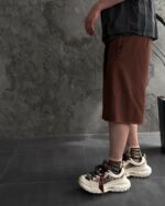 Мужские Удлиненные Базовые Коричневые Шорты Свободного Кроя с Необработанным Низом