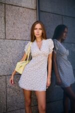 Женское Приталенное Молочное Летнее Платье Мини в Цветочный Принт с Кружевной Отделкой