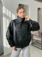 Женская Черная Кожаная Оверсайз Куртка на Запах с Высоким Горлом
