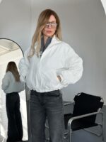 Женская Демисезонная Белая Куртка Бомбер с Высокой Горловиной и Драпировкой на Рукавах