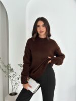 Женский Базовый Коричневый Оверсайз Свитер со Спущенным Плечом