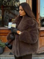 Женская Короткая Коричневая Шуба с Отложным Воротником