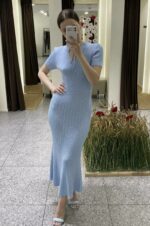 Женское Длинное Трикотажное Голубое Платье Приталенного Кроя с Коротким Рукавом