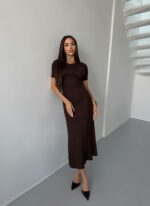 Женское Трикотажное Коричневое Платье Миди с Коротким Рукавом и Шнуровкой на Спине