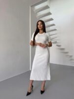 Женское Трикотажное Белое Платье Миди с Коротким Рукавом и Шнуровкой на Спине