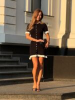 Женское Трикотажное Черное Платье Мини на Пуговицах с Контрастными Рюшами