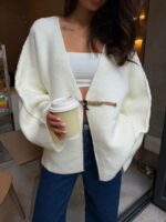 Женский Свободный Молочный Кардиган Оверсайз с Акцентной Застежкой