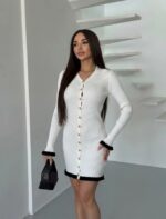 Женское Трикотажное Белое Платье Мини на Пуговицах с Контрастными Рюшами
