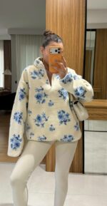 Женская Теплая Молочная Кофта Оверсайз под Овчину с Высокой Зип Горловиной и Принтом Цветы