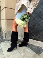 Женские Черные Замшевые Сапоги на Каблуке с Открытым Носом