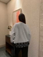 Женский Серый Джемпер Оверсайз с Контрастным Кружевом