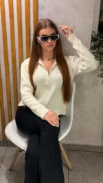 Женская Базовая Молочная Кофта на Змейке с Высокой Горловиной