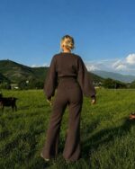 Женский Трикотажный Коричневый Костюм Двойка - Приталенный Свитер с Объемными Рукавами + Штаны Палаццо